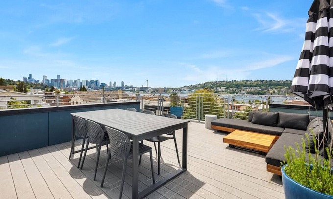 Eastlake House | Spectacular Views from this 3 Bedroom Designer Home w/Priv Rooftop, AC