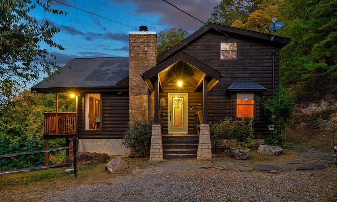 Gatlinburg - Pigeon Forge Cabin | Spectacular Views, Great Location, & Privacy!