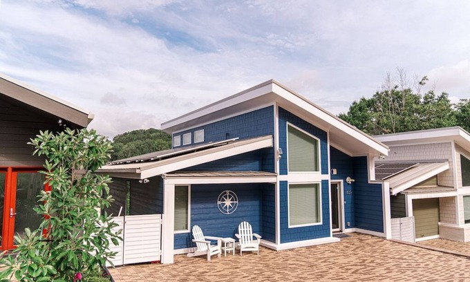 Northside House | Spectacular Views ~ Walk to Riverfront!