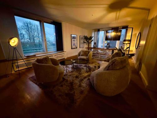 Golzheim Apartment | Spectecular Rhineview Fair Parking Luxury 12 Pers