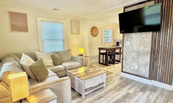 Enderly Park House | Spectrum | No Cleaning|Dog Fee | Bank of America | Downtown | Fenced Yard |