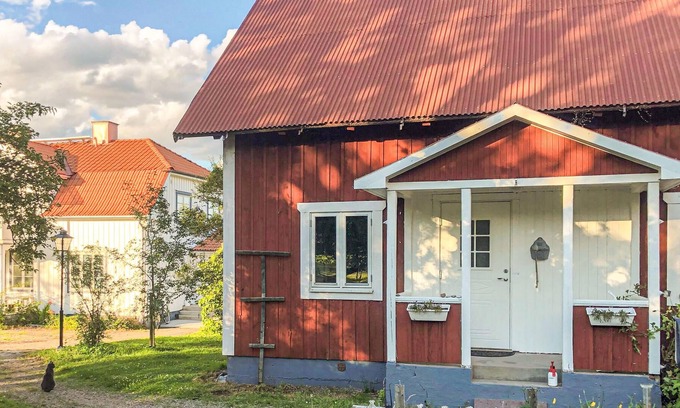 Linkoping House | Spend a relaxing vacation in the inviting cottage with plenty of space for the whole family.