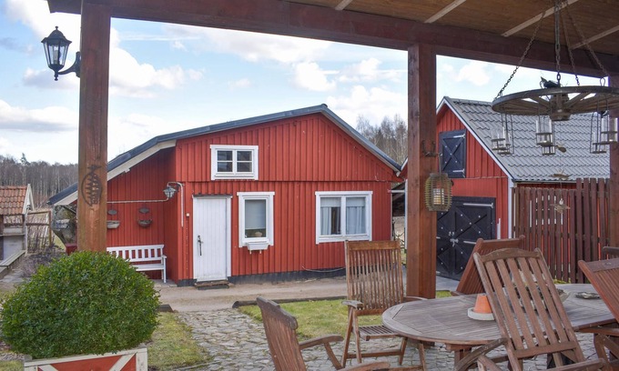 Vankiva House | Spend an unforgettable time in this inviting cottage with beautiful views of the countryside.