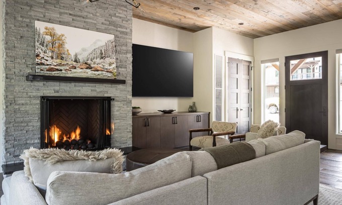 Spanish Peaks Cabin | Spend the Holidays in Big Sky! Luxury Ski-in/Ski-out Spanish Peaks Cabin with Hot Tub! Fireplace!