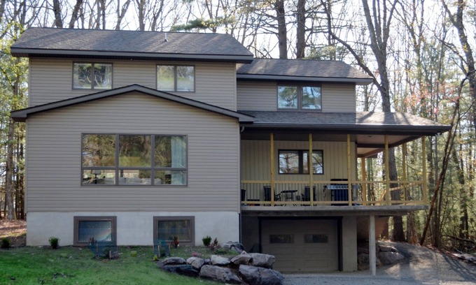 Tafton House | Spinnler Point Lake House walk to Lake Wallenpaupack Boat Slip