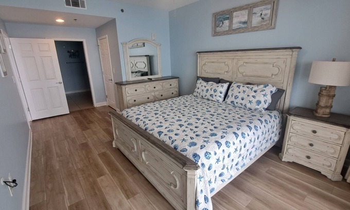 West Panama City Beach Condo | Splash 2nd Floor 2 king size beds with bunks Free beach chairs Big screen tvs