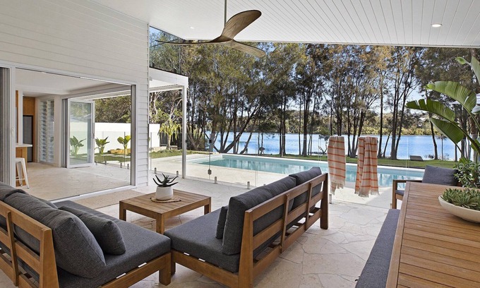 Wamberal House | SPLASH - LAKEFRONT WITH POOL