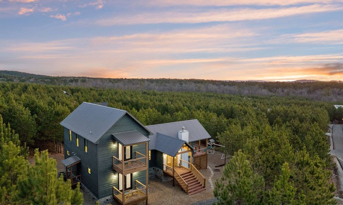 Broken Bow Cabin | Splashing Bear- 4 Bedroom 4 Bath WITH SWIMMING POOL!