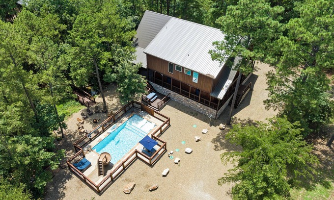 Hochatown Cabin | SplashTime Lodge: 4 BR + POOL, 4.5 Bath, Sleeps 18