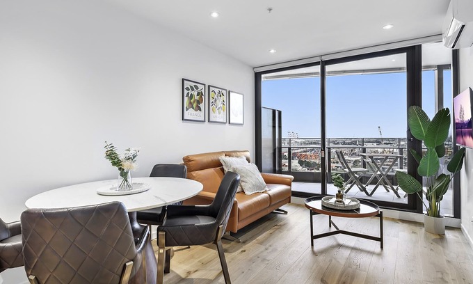 Footscray Apartment | Splendid 2-Bed Apartment with City Views