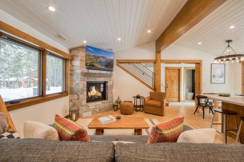 Chamberlands House | Splendid at Chamberlands by Tahoe Getaways - Chamberlands HOA, Private Hot Tub & Walk to Lake Tahoe