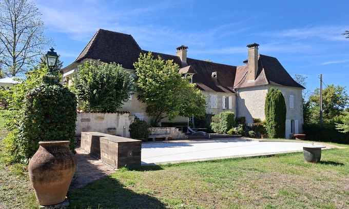 Bassillac and Auberoche House | Splendid 17th century manor house with park. Ideal for family stays.