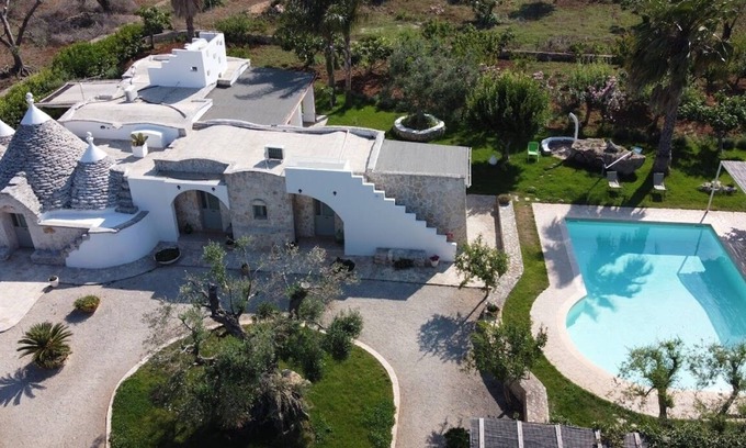 San Michele Salentino House | Splendid property with swimming pool -Trullo Petra Nera - in Apulia