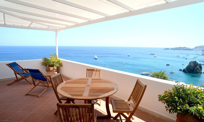 Le Forna Villa | SPLENDID VILLA IMMERSED IN THE GREEN PEAK ON THE SEA