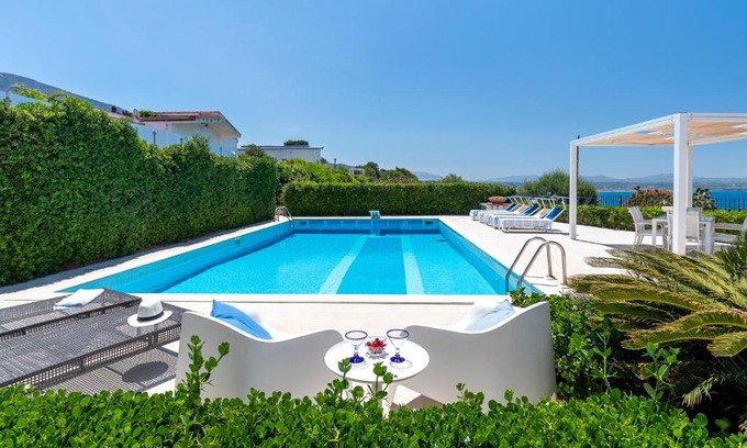 Terrasini Villa | Splendida Villa con vista mozzafiato e piscina