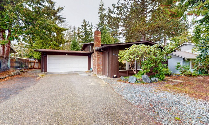 Bellingham House | Split-level home with 2 fireplaces & backyard - near downtown & Lake Whatcom