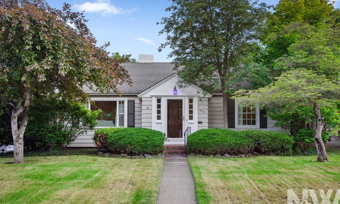 Manito House | Spokane | Mid-Century Modern Pet Friendly | Sleeps 9