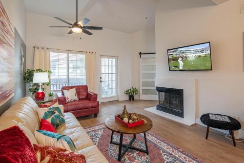 North Scottsdale Apartment | Sport Court -Game Room -King Bed -2 Self-Check In H2162