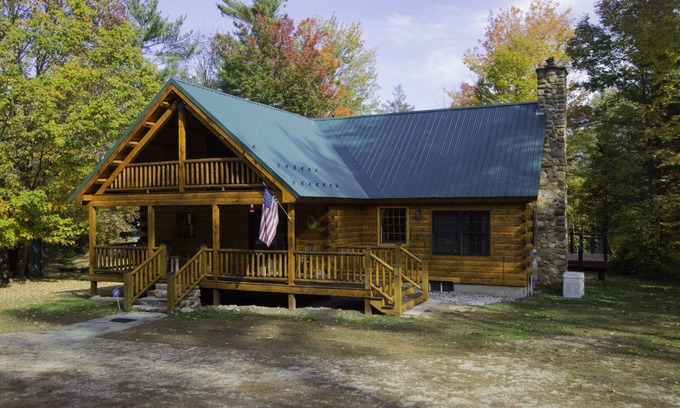 Bethel House | Sportsmans Retreat - Beautiful, Authentic Log Cabin located 5 minutes from Bethel!