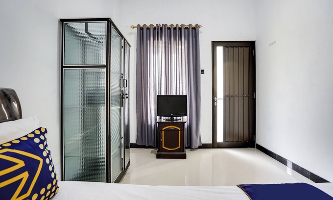 Gresik Hotel | SPOT ON 91745 Rumah Kost Gresik Syariah