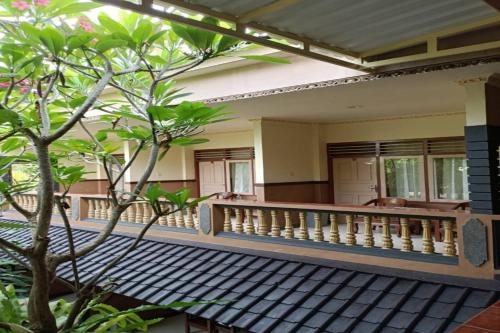 Senggigi Hotel | SPOT ON 93739 Insanta Hotel Near Masjid Baitul Aman