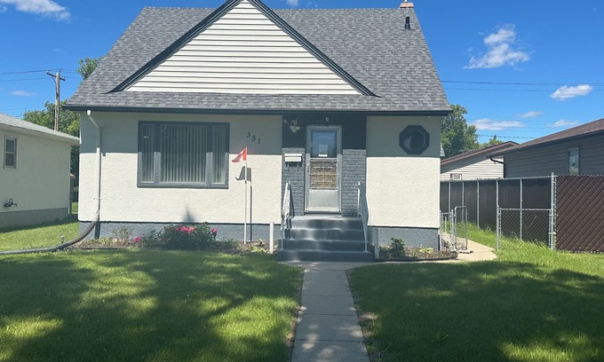 East Kildonan House | Spotless 4 Bedroom House in Winnipeg Sleep 8.