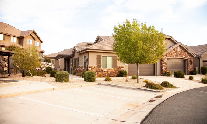 Washington House | SPOTLESS, Booking for SUMMER AND FALL 3bdrm 2bth ONE LEVEL Great location!