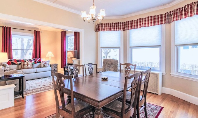 Oakdale Apartment | Spotless Victorian on William