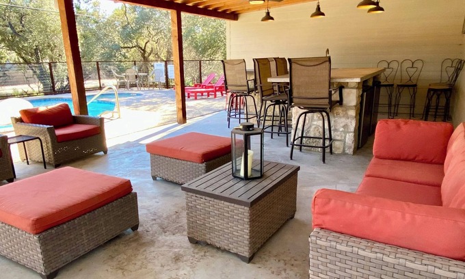 Concan House | Sprawling Hacienda~Party Pool, Cabana, Casita, Lux Kitchen, 1 Minute 2 Frio !