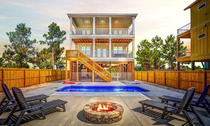 Gulf Shores House | Sprawling retreat with an enclosed pool, large balcony, outdoor shower, & W/D