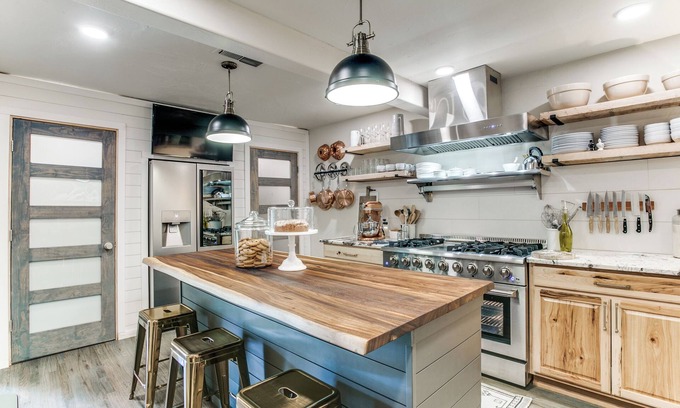 River Oaks House | Sprawling Texas Ranch House minutes from W7th, Stockyards and Dickies Arena