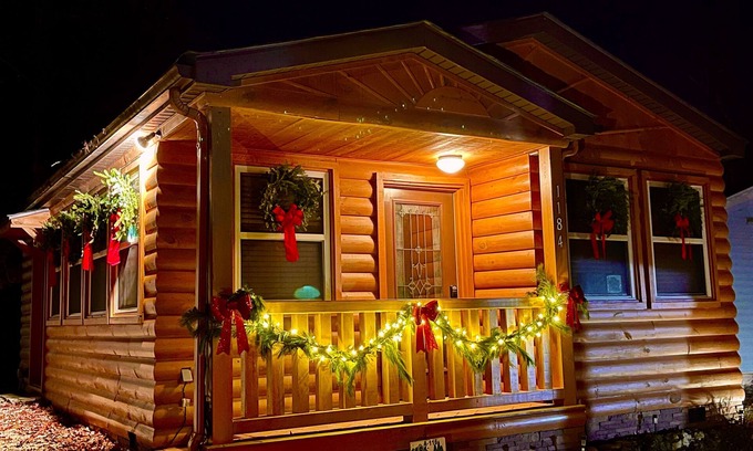 Cleveland Cabin | Spring break! Hiking, dining, tubing & heated pool! 5 Mi to Helen. Book now!