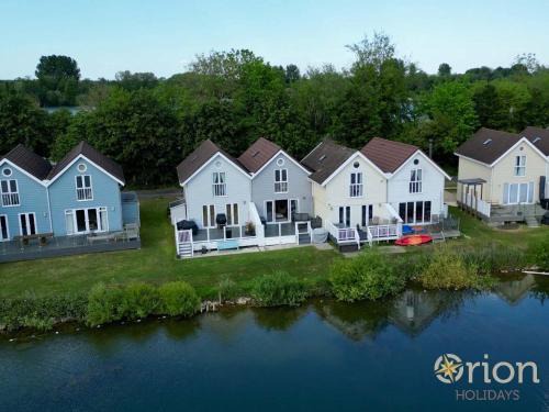 South Cerney House | Spring Lake 14, Lakeside Retreat