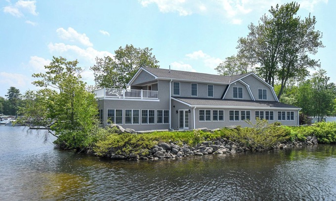 Naples House | * SPRING SPECIAL * Prime Causeway Location with Sandy Beach & Rooftop Deck!
