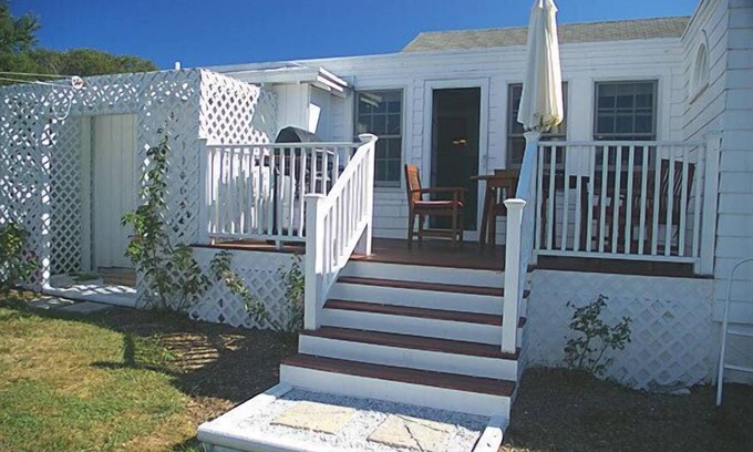 SPRING SPECIAL! Stay at a waterside beach cottage minutes away from ...