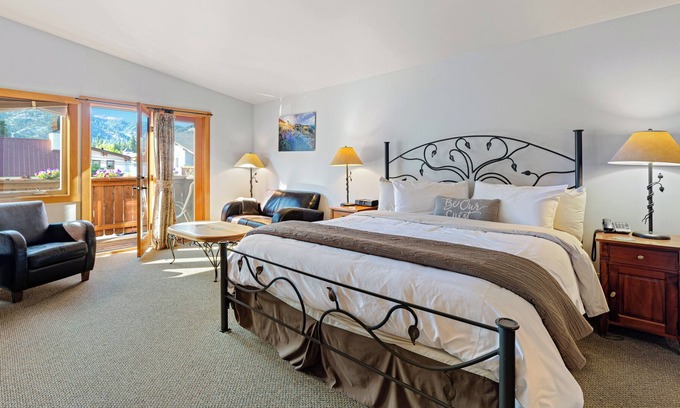 Leavenworth Apartment | Spring Suite ~ King Bed ~ Hydrotherapy Tub ~ Downtown Leavenworth