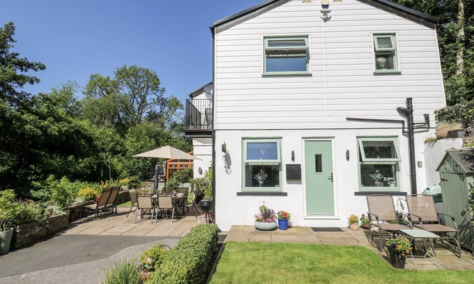 Haworth Cottage | SPRINGHEAD COTTAGE, pet friendly, with open fire in Haworth