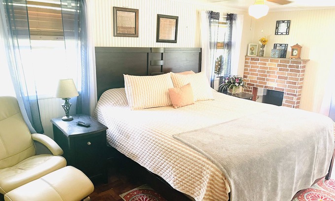 Fanning Springs Cottage | Springs Cottage 3/1 sleeps 8, near Ginnie, Fanning Springs , Manatee and blue