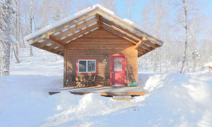 Talkeetna Cabin | Spruce Cabin Queen Ensuite with Shower