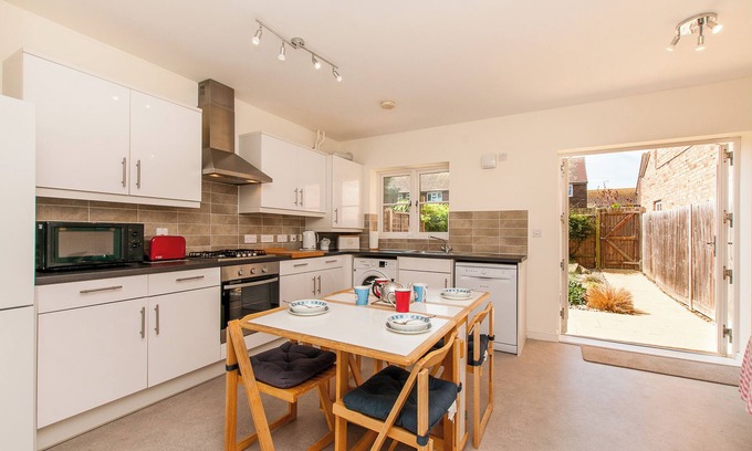 Westgate-on-Sea House | St Augustine’s Family Seaside Retreat - Private Parking - Westgate-On-Sea