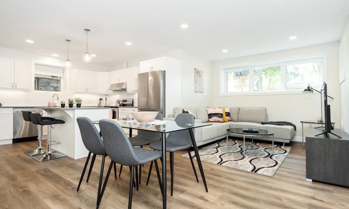 Winnipeg House | St. Boniface + Spacious & Cozy 2 Bdr + Parking + (1- 261)