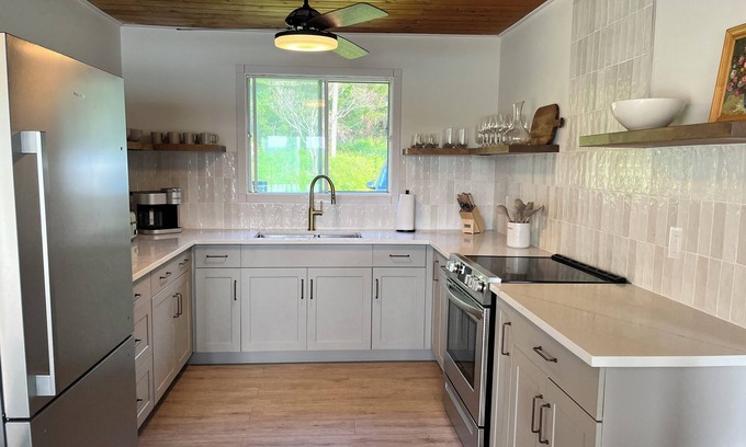 Sainte-Therese-de-la-Gatineau Cottage | Stylish Lakeside Getaway | Renovated Cottage on Roddick Lake – Family Friendly