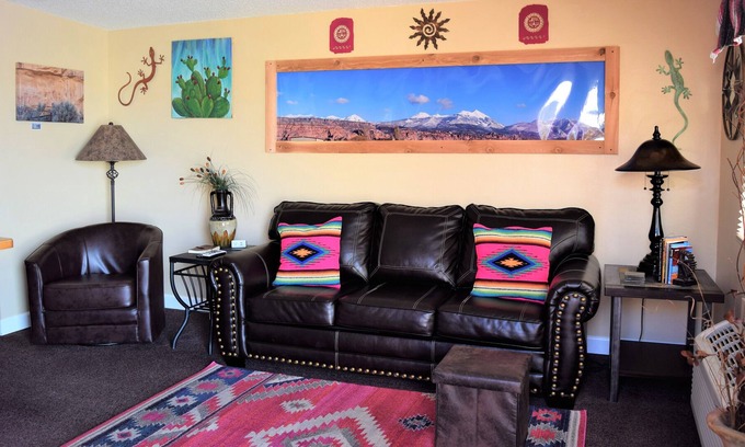Moab South Valley Cabin | St Dane's Prickly Pear Cabin, close to Arches & Canyonlands National parks