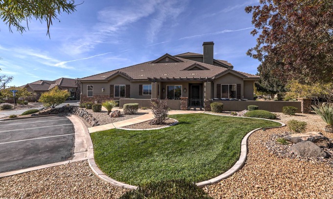 Washington Villa | St George near Zion, 3BR, sleeps 10, steps to 2 pools/hot tubs, playground, pond