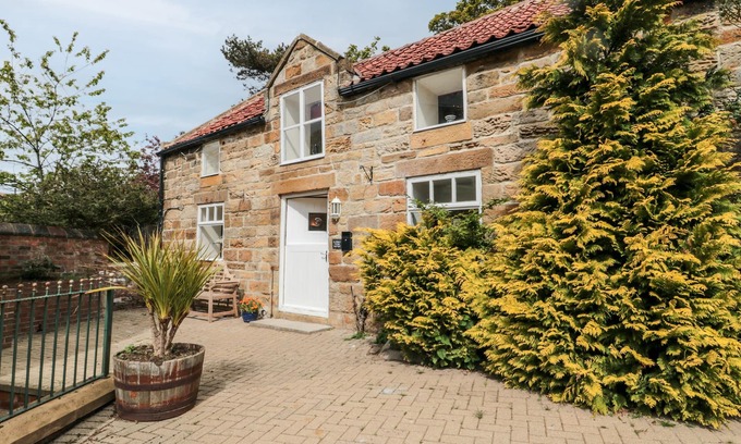 Hinderwell Cottage | ST HILDA'S COTTAGE, pet friendly, with hot tub in Hinderwell