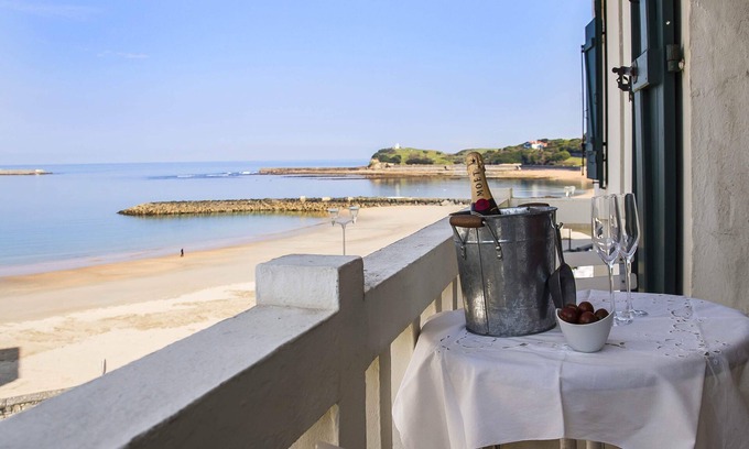 Saint-Jean-de-Luz City Center Apartment | St Jean de Luz plage. Calm, design, great comfort. Breathtaking sea views.