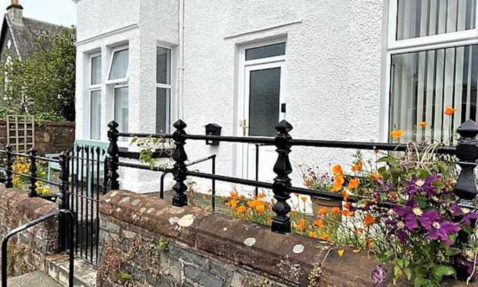 Saint John's Town of Dalry Apartment | St John's Flat Spacious Accomodation