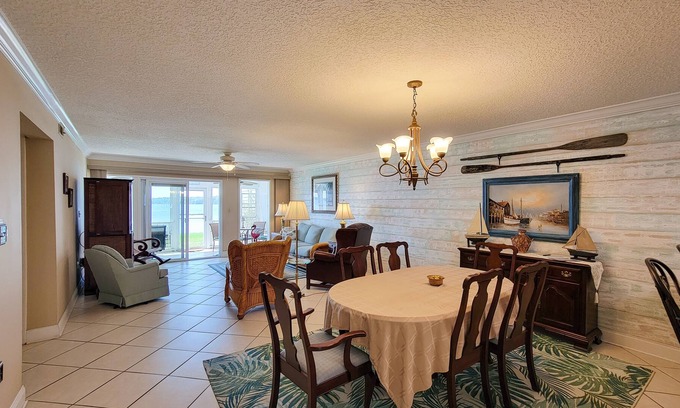 Welaka Condo | St. Johns River Condo w/2BR, Fish Near Your Patio