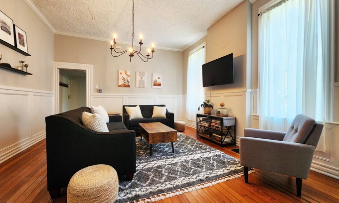 Benton Park House | St. Louis Modern Retreat- sleeps 12-Family Friendly-Convenient Location