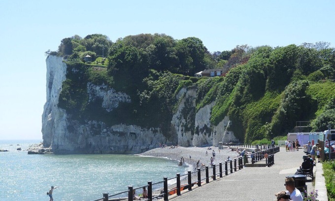 St Margaret's at Cliffe Ski Chalet | St Margaret's 2-Bed Chalet - Sleeps 4 & Pets ok